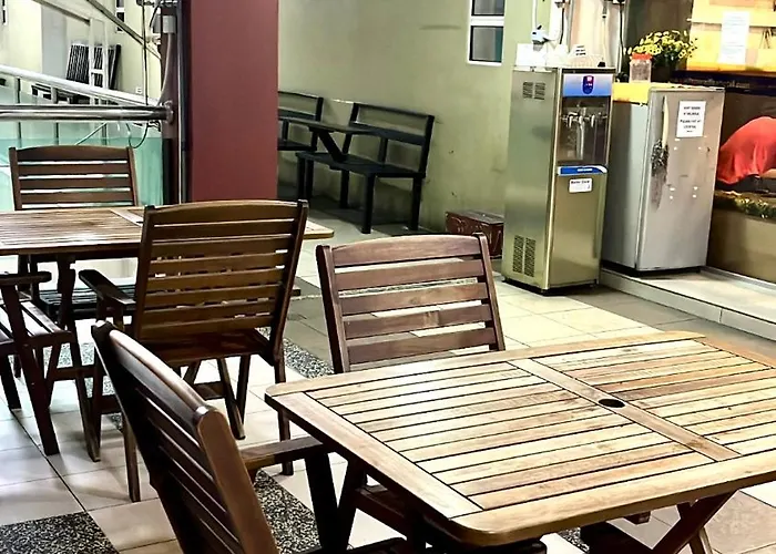 Switz Paradise Hotel - 5 Minute Walk To Centre Point And 10 Minute Walk To Waterfront-