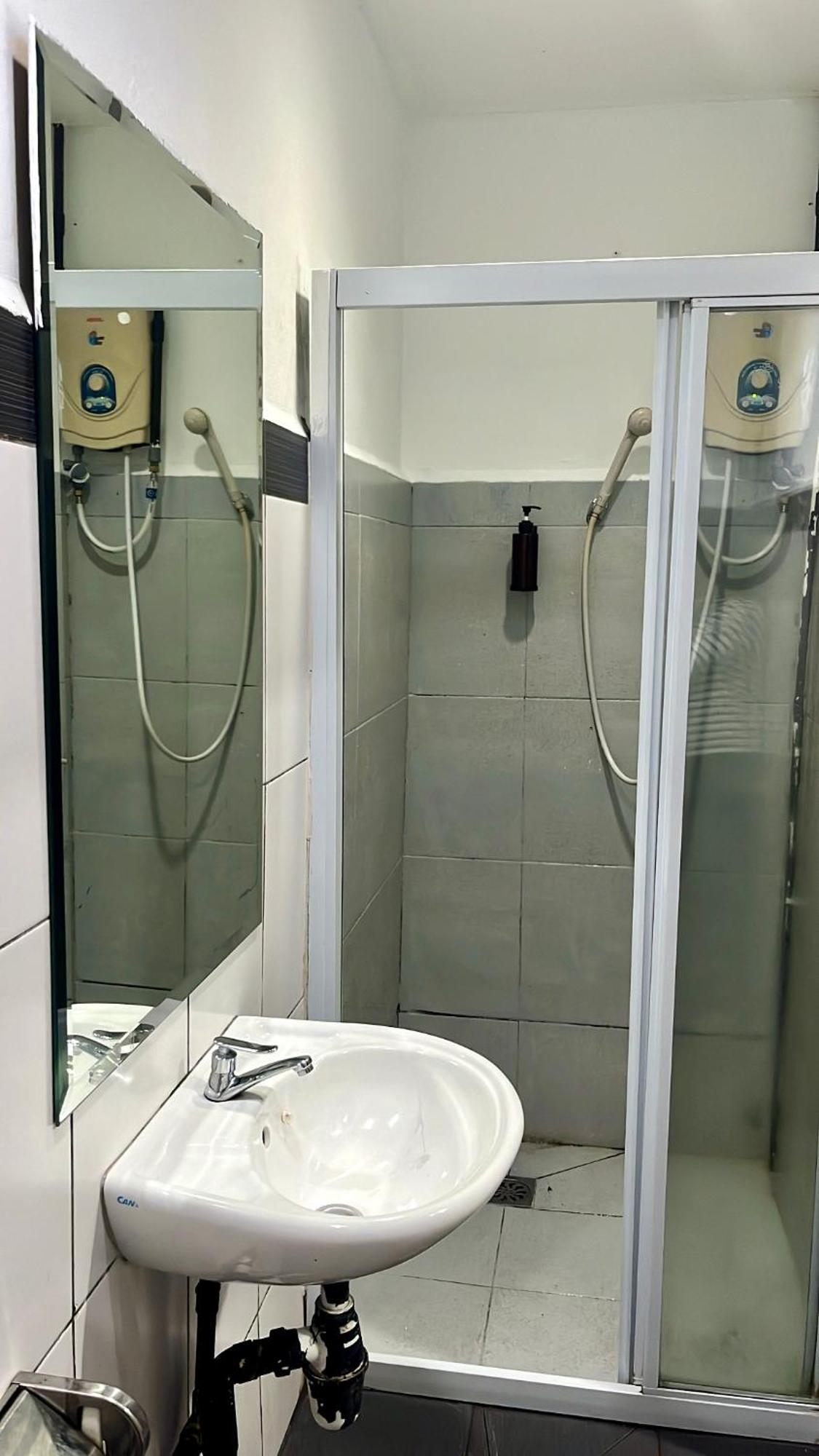 Hotel Switz Paradise - 5 Minute Walk To Centre Point And 10 Minute Walk To Waterfront- 2*